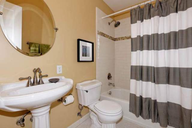 4-colusa-412-kensington-circle-bedroom-bath-5