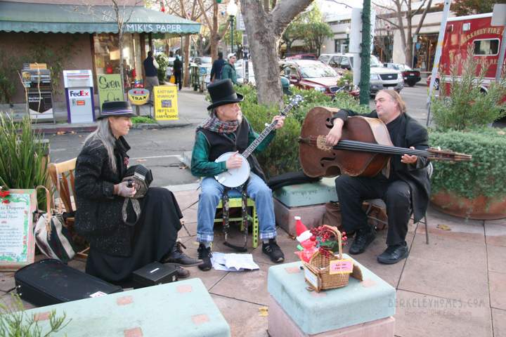 berkeley-ca-fourth-street-people-performers