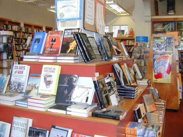 berkeley-ca-elmwood-neighborhood-book-store-2904-college-avenue-mrs-dalloways-was-elmwood-avenue-books-1