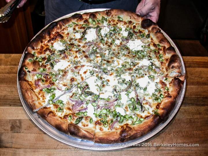Gioia Pizza in Northbrae - the best pizza west of Lexington Avenue berkeley-ca-northbrae-westbrae-neighborhood-pizza-gioias-art-kinsey-2