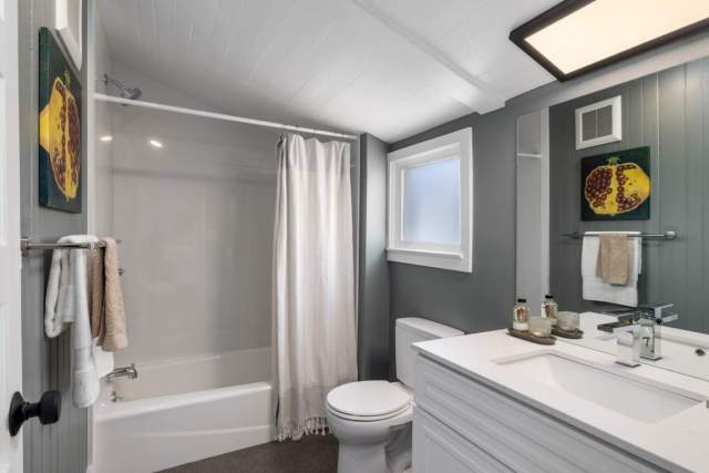 5-berkeley-cedar-1037-gilman-district-neighborhood-duplex-upper-bathroom-1