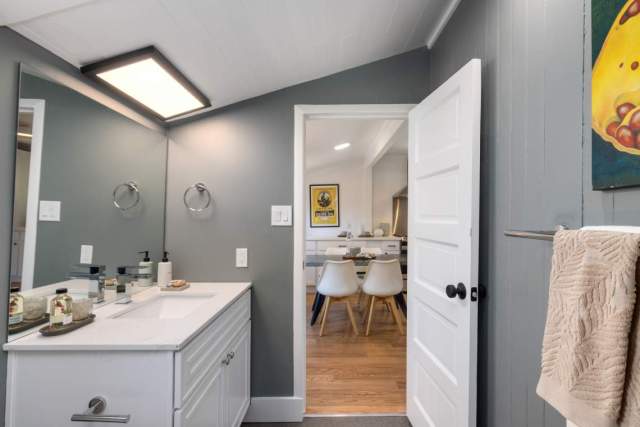 5-berkeley-cedar-1037-gilman-district-neighborhood-duplex-upper-bathroom-2